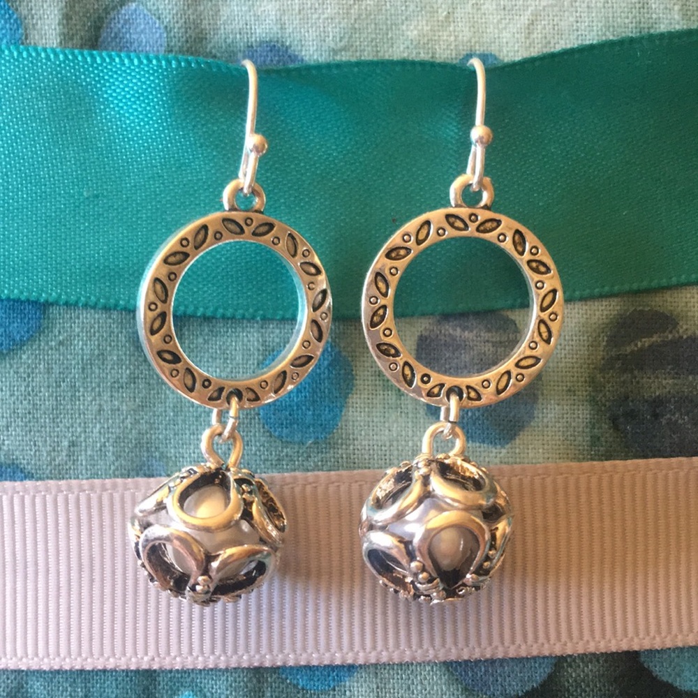 EUC. Premier Designs Jewelry earrings with pearls